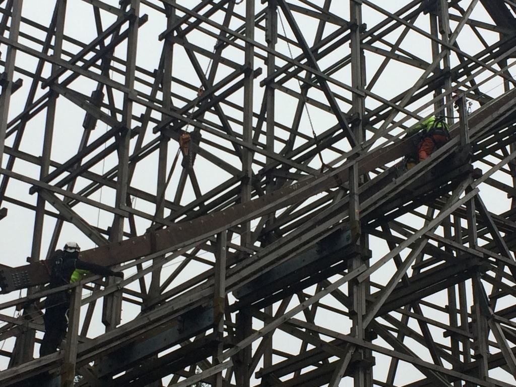 Es ist geschafft: Die letzte Schiene wird in den Track von Colossos gehoben Foto: Heide Park Resort, 2019