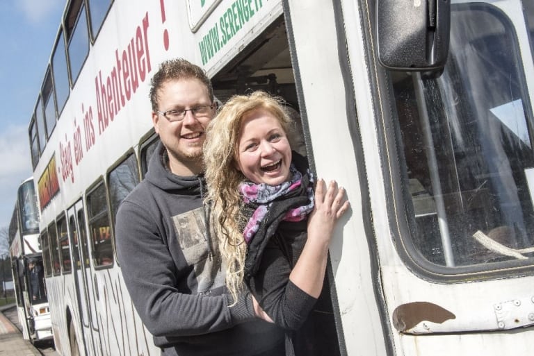 Das frisch verlobte Paar aus Frankfurt am Safaribus, Foto: Serengeti-Park