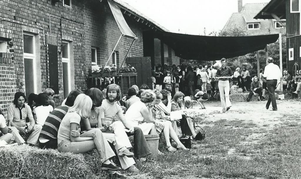 Ausstellungseröffnung auf dem Springhornhof Mitte der 1970er Jahre (Foto: Archiv Springhornhof)
