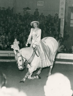Zirkusreiterin Ilona Semsrott mit ihrem Pferd Elfenprinz während einer Zirkusvorstellung in den 1950er Jahren. Foto: DPM
