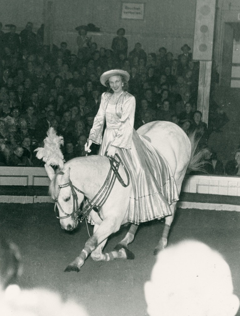 Zirkusreiterin Ilona Semsrott mit ihrem Pferd Elfenprinz während einer Zirkusvorstellung in den 1950er Jahren. Foto: DPM