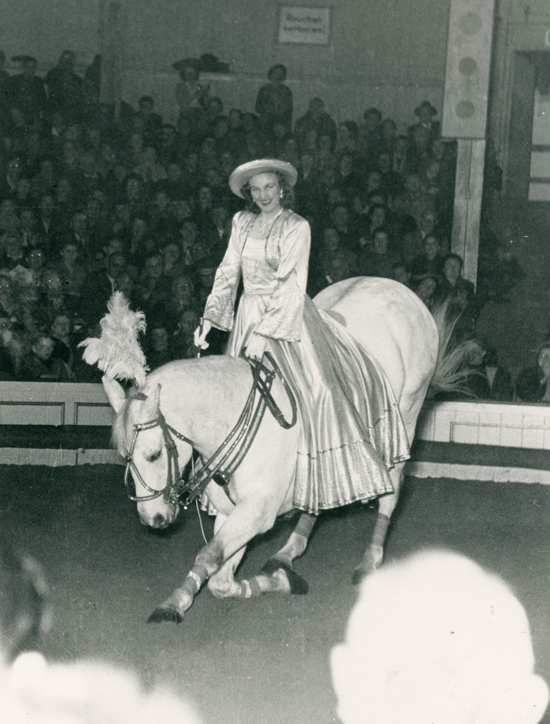 Zirkusreiterin Ilona Semsrott mit ihrem Pferd Elfenprinz während einer Zirkusvorstellung in den 1950er Jahren. Foto: DPM
