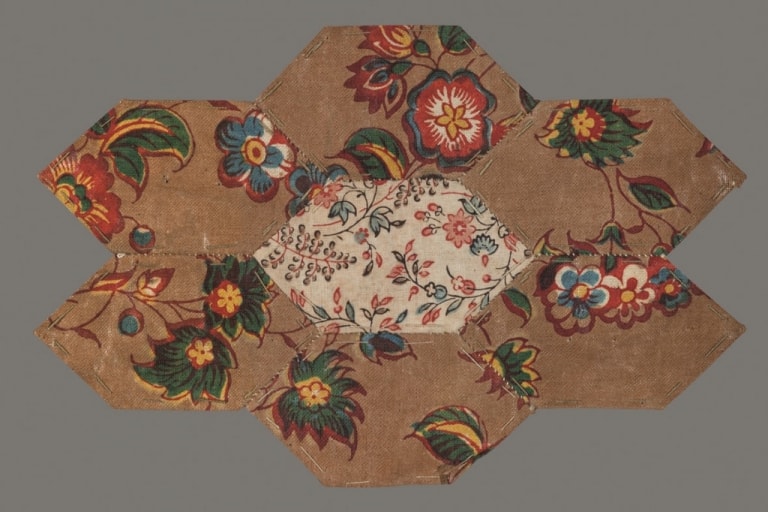 7 Einzelflicken (Vorderseite) einer unvollendeten Patchworkdecke 18./19. Jahrhundert, Foto: Bomann-Museum Celle