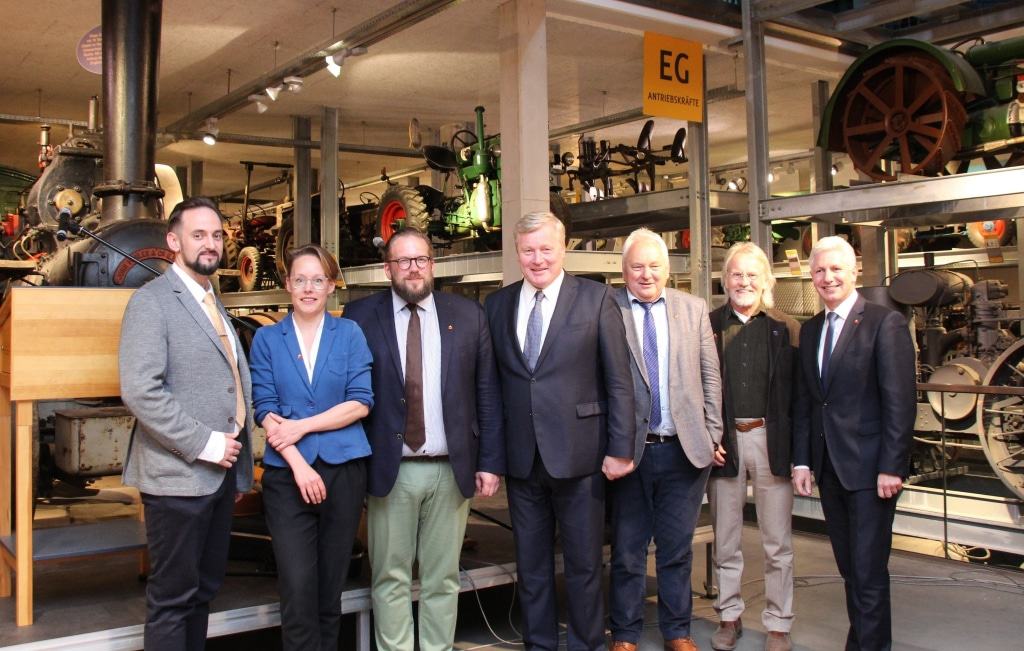 Eröffnung der Sonderausstellung „Handwerken. Vom Wissen zum Werk“ 26.4.19 - Bild FLMK, v. l. Alexander Eggert (Kurator, Leiter der Abteilung Volkskunde des Freilichtmuseums am Kiekeberg), Carina Meyer (Kaufmännische Geschäftsführerin des Freilichtmuseums am Kiekeberg), Stefan Zimmermann (Direktor des Freilichtmuseums am Kiekeberg), Dr. Bernd Althusmann (Niedersächsischer Minister für Wirtschaft, Arbeit, Verkehr und Digitalisierung, stellvertretender Ministerpräsident), Heiner Schönecke (Vorsitzender des Fördervereins des Freilichtmuseums am Kiekeberg), Klaus-Wilfried Kienert (Stiftungsratsvorsitzender des Freilichtmuseums am Kiekeberg), Rainer Rempe (Landrat des Landkreises Harburg)