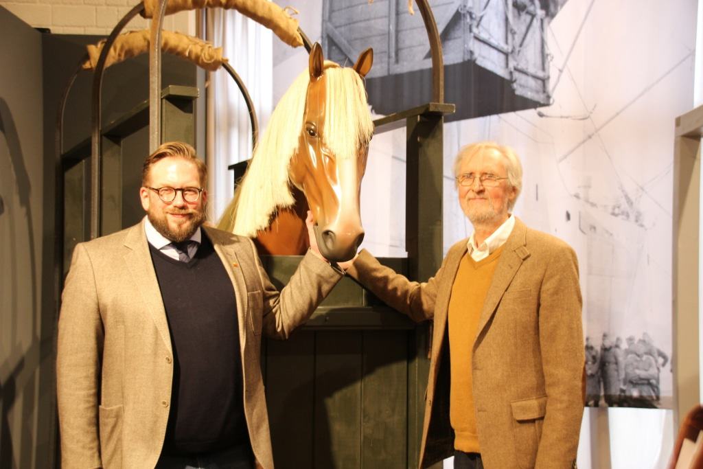 Eröffnung der Zugpferde-Ausstellung im Freilichtmuseum am Kiekeberg mit Museumsdirektor Stefan Zimmermann und Jürgen Hagenkötter, Leiter des Zugpferdemuseums Lütau. Foto: FLMK