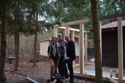 Alexandra Hansch, Alexa von Dossow (BernsteinSee Team) und Avery Kolle, Vorsitzender des „Verein für krebskranke Kinder Harz.e.V.“ auf der Baustelle