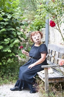 "Das Gesicht wird hinter einer Maske unsichtbar, der Körper erzählt." Foto: Laura Gräfenhahn
