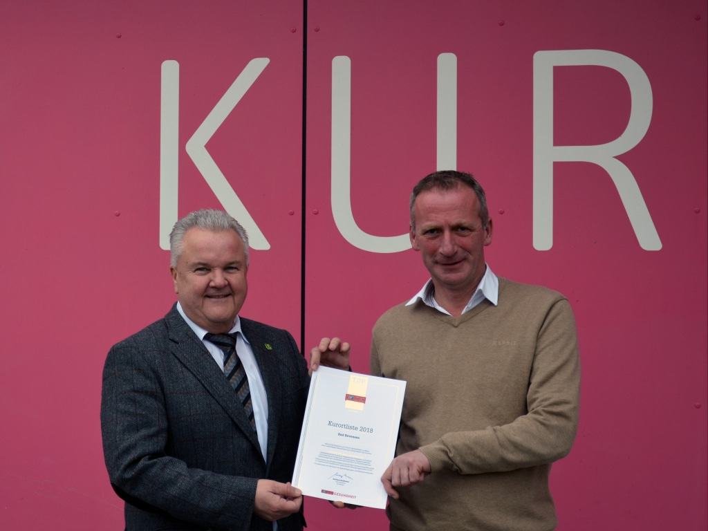 Hans-Jürgen Kammer, Stadtdirektor (links) und Gerhard Kreutz, Geschäftsführer der Bad Bevensen Marketing GmbH mit der Auszeichnungsurkunde