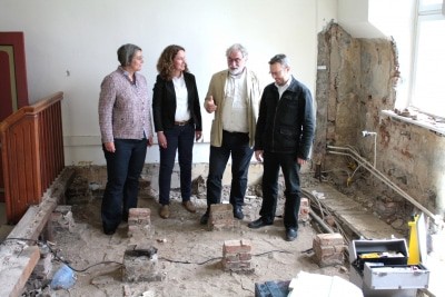 Bauforscher Jürgen Padberg bei einer Besprechung zur Baugeschichte im Museumsgebäude mit Architekt Burghard Grote, Christina Bonke, Amtsleiterin Gebäudemanagement des Landkreises Rotenburg (Wümme) (links) und Museumsleiterin Ellen Horstrup. © Bachmann-Museum Bremervörde