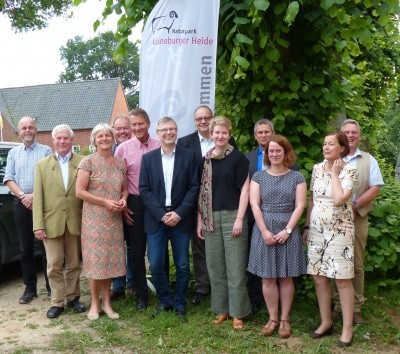 Die Mitglieder des Vorstands des Naturparks Lüneburger Heide: (von links nach rechts) Welf Heinrich Klaer, Norbert Leben, Hilke Feddersen (Geschäftsführerin), Michael Göbel, Josef Röttgers, Olaf Muus, Kai Uffelmann, Julia Hallmann, Oliver Schulze, Inga Masemann, Sabine Schlüter, Mathias Zimmermann Foto: Naturpark Lüneburger Heide