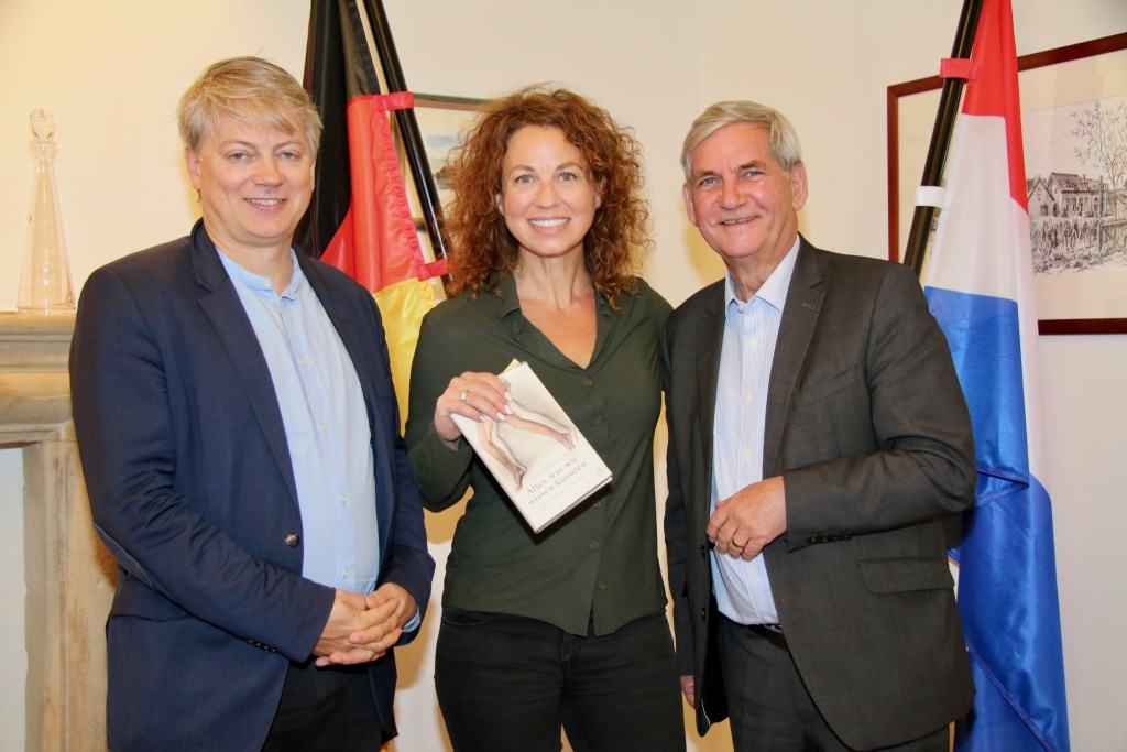 Schlosstheater-Intendant Andreas Döring, Stadtschreiberin Ariella Kornmehl und Bergens Bürgermeister Rainer Prokop (v. l. n. r.) vereinbaren eine Welturaufführung Foto Ottfried Franke, urbanPR