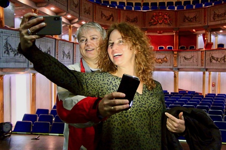 Beide haben das Schlosstheater im Blick: Intendant Andreas Döring mit Bergens Stadtschreiberin Ariella Kornmehl Foto: Ottfried Franke, urbanPR