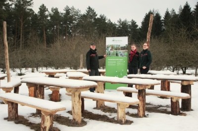 Das WPZ Lüneburger Heide erweitert im kommenden Frühjahr mit einem ‚Grünen Klassenzimmer‘ sein Angebot. v.l.n.r.: WPZ-Leiter Knut Sierk, FÖJ‘lerinnen Katharina Hedder und Tjorven Wittfoht (Foto: Niedersächsische Landesforsten)