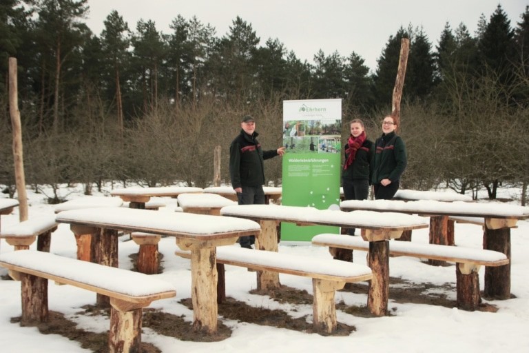Das WPZ Lüneburger Heide erweitert im kommenden Frühjahr mit einem ‚Grünen Klassenzimmer‘ sein Angebot. v.l.n.r.: WPZ-Leiter Knut Sierk, FÖJ‘lerinnen Katharina Hedder und Tjorven Wittfoht (Foto: Niedersächsische Landesforsten)