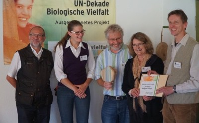 Dr. Bernd Grünewald (Präsidium), Dr. Britta Habbe (Vorstand), Dr. Oskar Kölsch (Vorstandsvorsitzender), Helga Inden-Heinrich (Geschäftsführerin Deutscher Naturschutzring) und Frank Oberwemmer (Vorsitzender des Präsidiums) freuen sich gemeinsam über die Auszeichnung des OTTER-ZENTRUMs, Foto: © Aktion Fischotterschutz e.V.