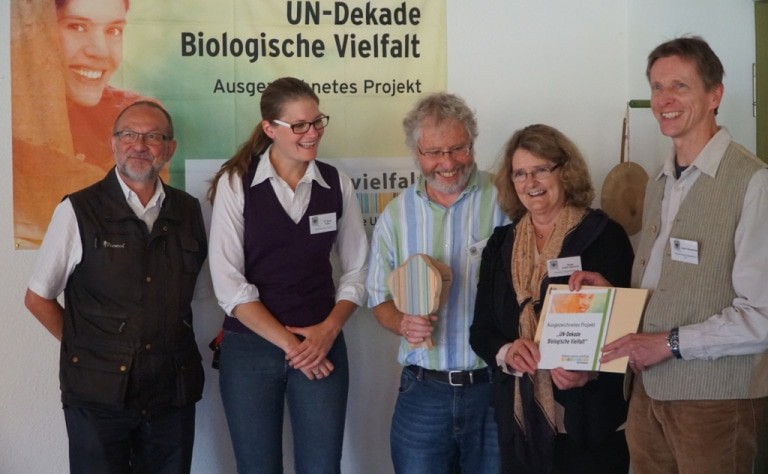 Dr. Bernd Grünewald (Präsidium), Dr. Britta Habbe (Vorstand), Dr. Oskar Kölsch (Vorstandsvorsitzender), Helga Inden-Heinrich (Geschäftsführerin Deutscher Naturschutzring) und Frank Oberwemmer (Vorsitzender des Präsidiums) freuen sich gemeinsam über die Auszeichnung des OTTER-ZENTRUMs, Foto: © Aktion Fischotterschutz e.V.
