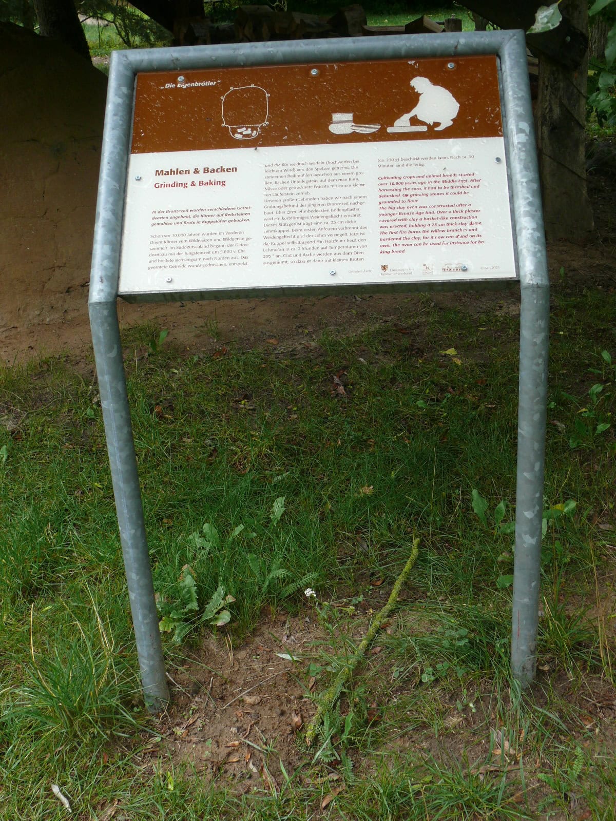 Unterfahrbare Informationstafel zum Thema Mahlen und Backen im Archäologischen Zentrum Hitzacker