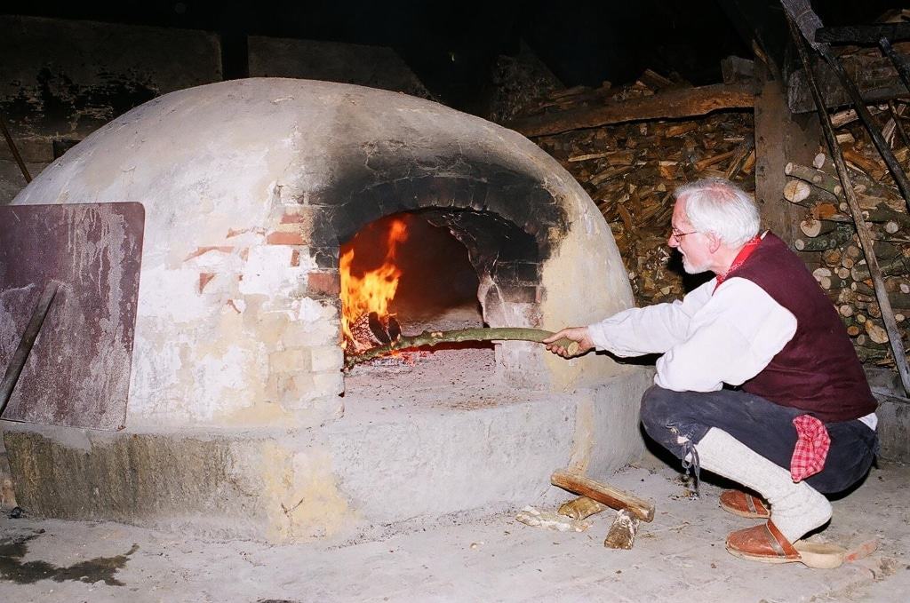 Gelebte Geschichte 1804 - Backen im Lehmbackofen Foto: FLMK