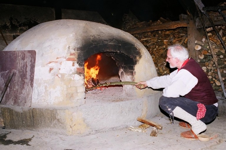 Gelebte Geschichte 1804 - Backen im Lehmbackofen Foto: FLMK