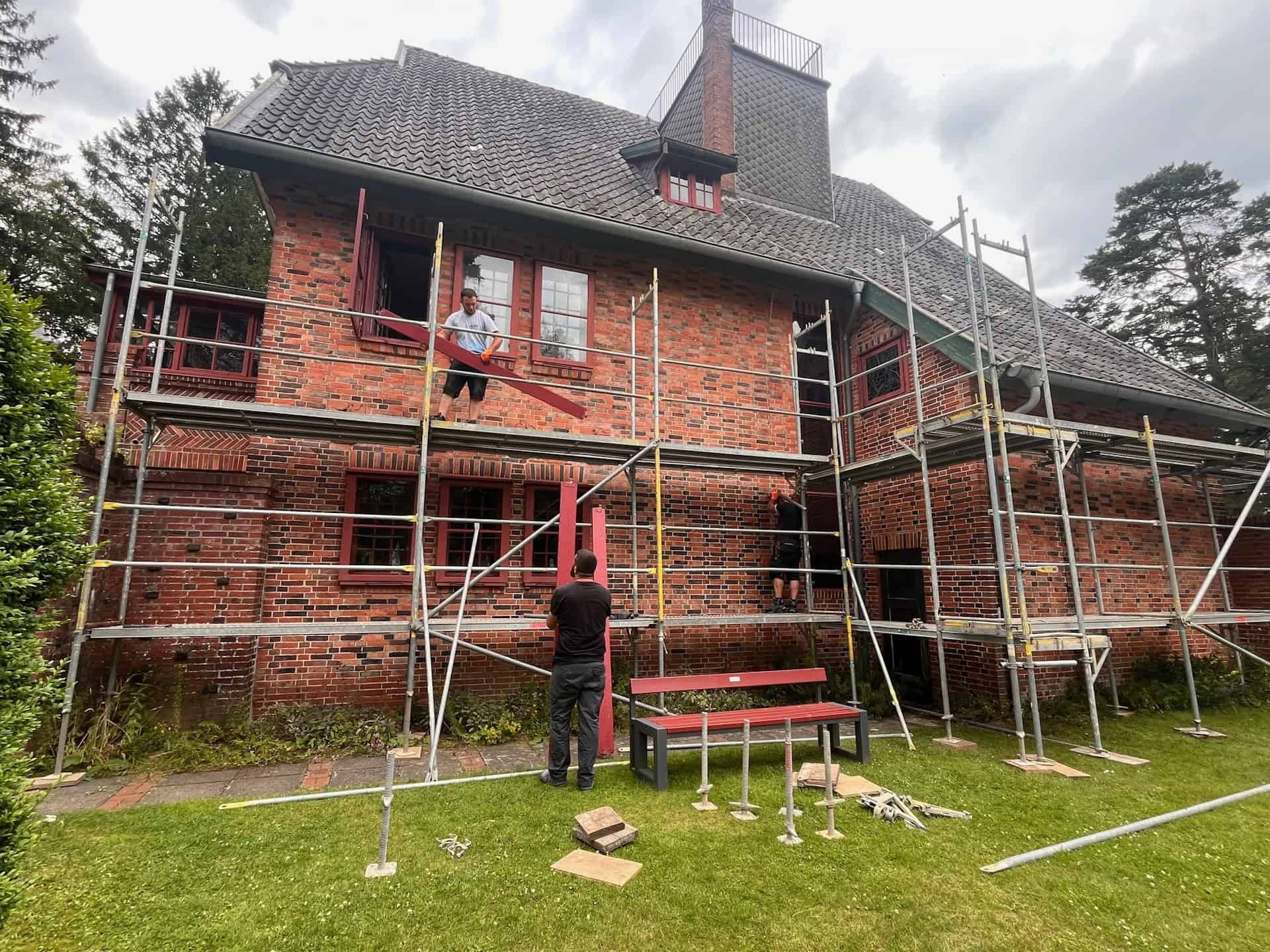 Gerüstbau an der Ostseite des Wohn- und Atelierhauses an der Kunststätte Bossard