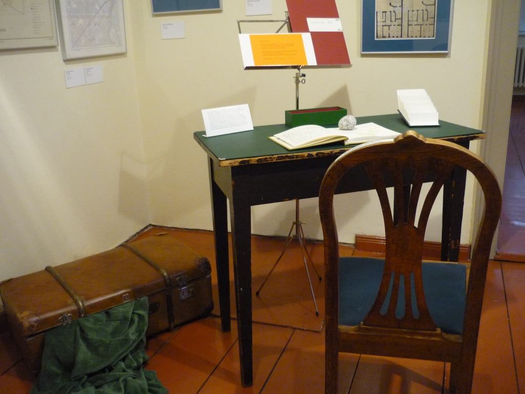 In der Ausstellung in der KulturStellmacherei Schneverdingen zu sehen: Die Installation "Großvaters Koffer"