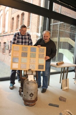 Handwerksmuseum Suhlendorf (Foto: Museum Lüneburg): Franz Bachmann und Günther Bliße (v. l.) vom Handwerksmuseum Suhlendorf präsentieren die Vielfalt des Terrazzo-Bodens