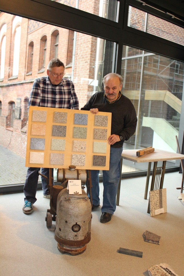 Handwerksmuseum Suhlendorf (Foto: Museum Lüneburg): Franz Bachmann und Günther Bliße (v. l.) vom Handwerksmuseum Suhlendorf präsentieren die Vielfalt des Terrazzo-Bodens