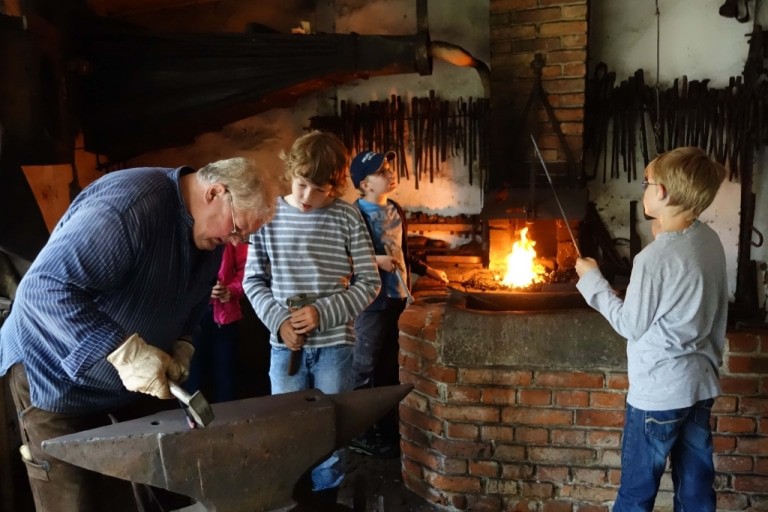 Traditionelle Handwerksvorführungen und Mitmachaktionen werden u.a. in der Schmiede im Museumsdorf Hösseringen angeboten. Foto: Museumsdorf Hösseringen