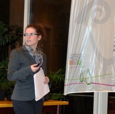Regionalmanagerin Hanna Fenske erläutert den Ablauf zur Abstimmung über die Projektanträge © Naturpark Lüneburger Heide e.V.