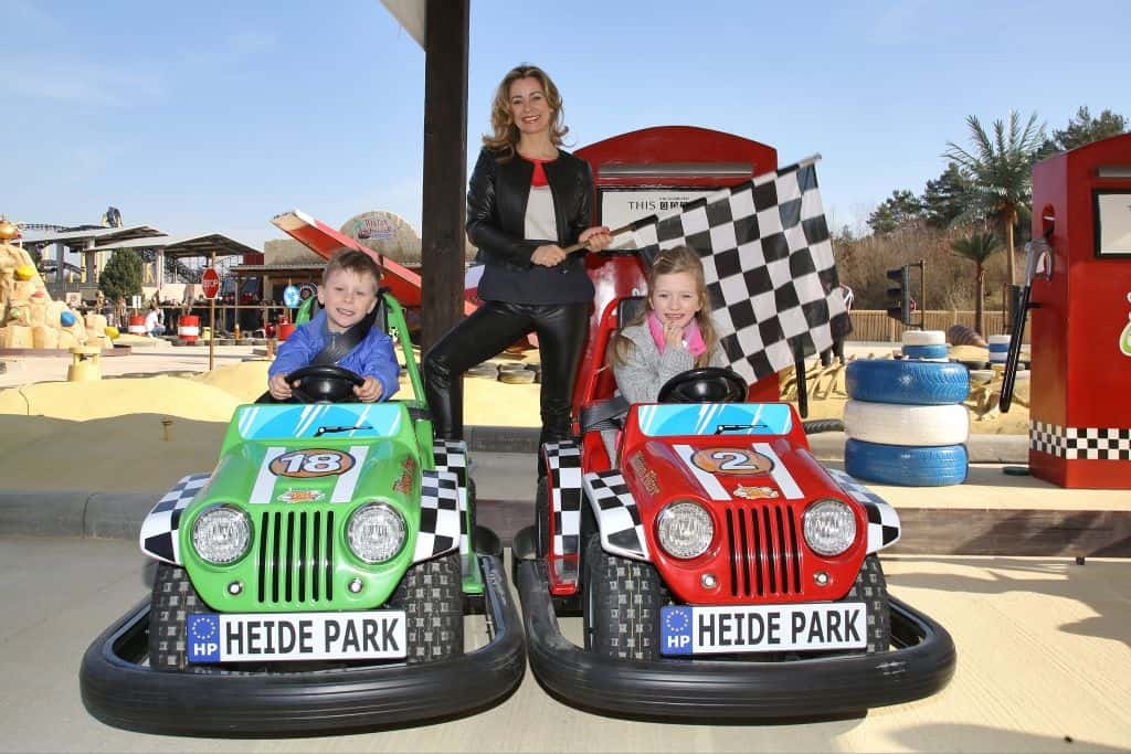 Bettina Cramer und ihre Kinder eröffnen die neue Attraktion Wüstenflitzer im Heide Park Resort Soltau