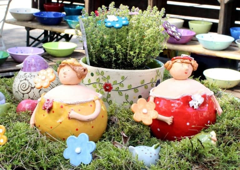 Aus dem vielfältigen Angebot: Keramikarbeiten für Haus und Garten. © Bachmann-Museum Bremervörde