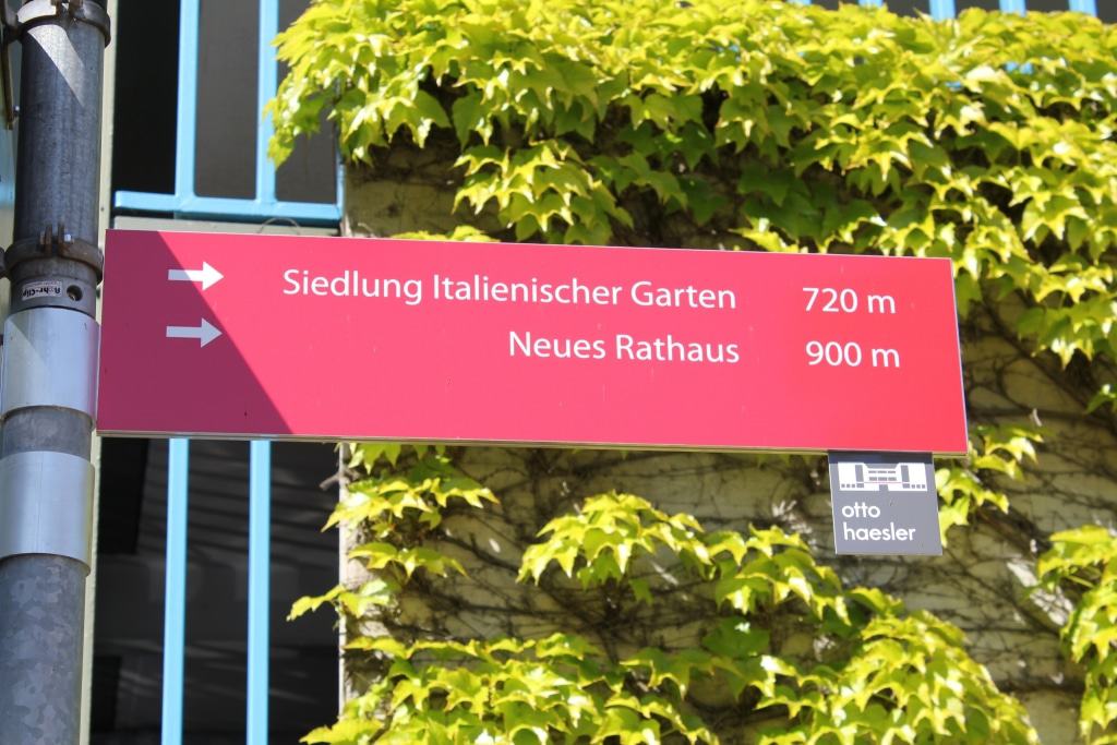Neue Hinweisschilder führen zu den Bauhaus-Bauwerken Celles (Copyright: Celle Tourismus und Marketing GmbH | Fotograf: Marcus Feuerstein)