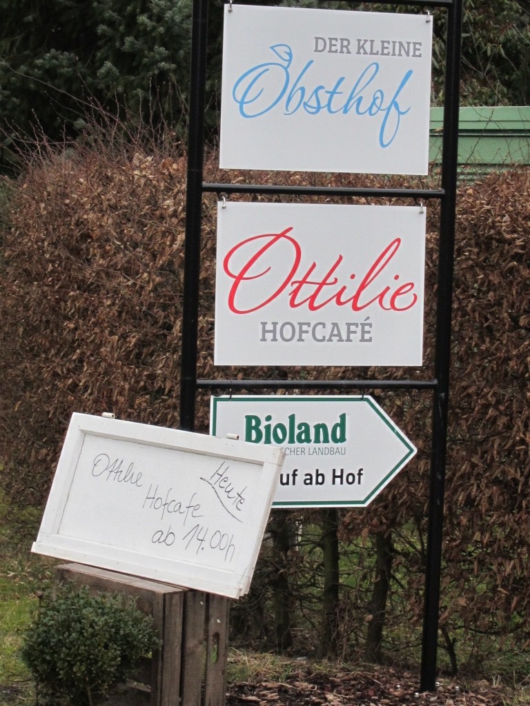 Hinweisschilder Hofcafé Ottilie und Kleiner Obsthof Mittelnkirchen