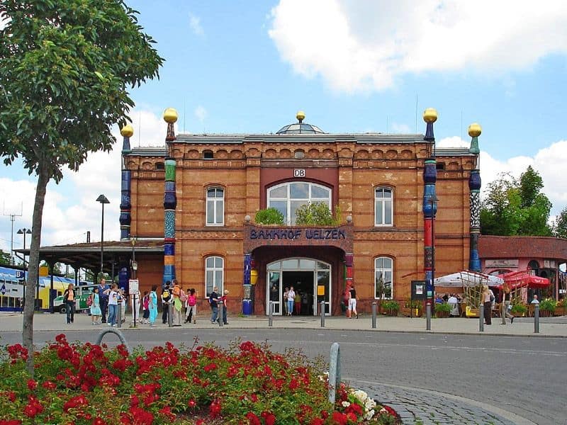 Frontansicht Hundertwasserbahnhof Uelzen, Foto Stadt Uelzen