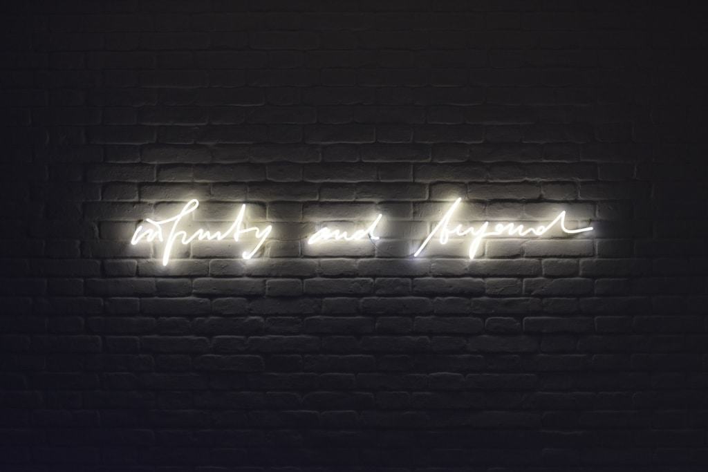 Infinity and Beyond 2017 Neon Brigitte Kowanz Leihgabe der Künstlerin Foto: Adrian Kowanz