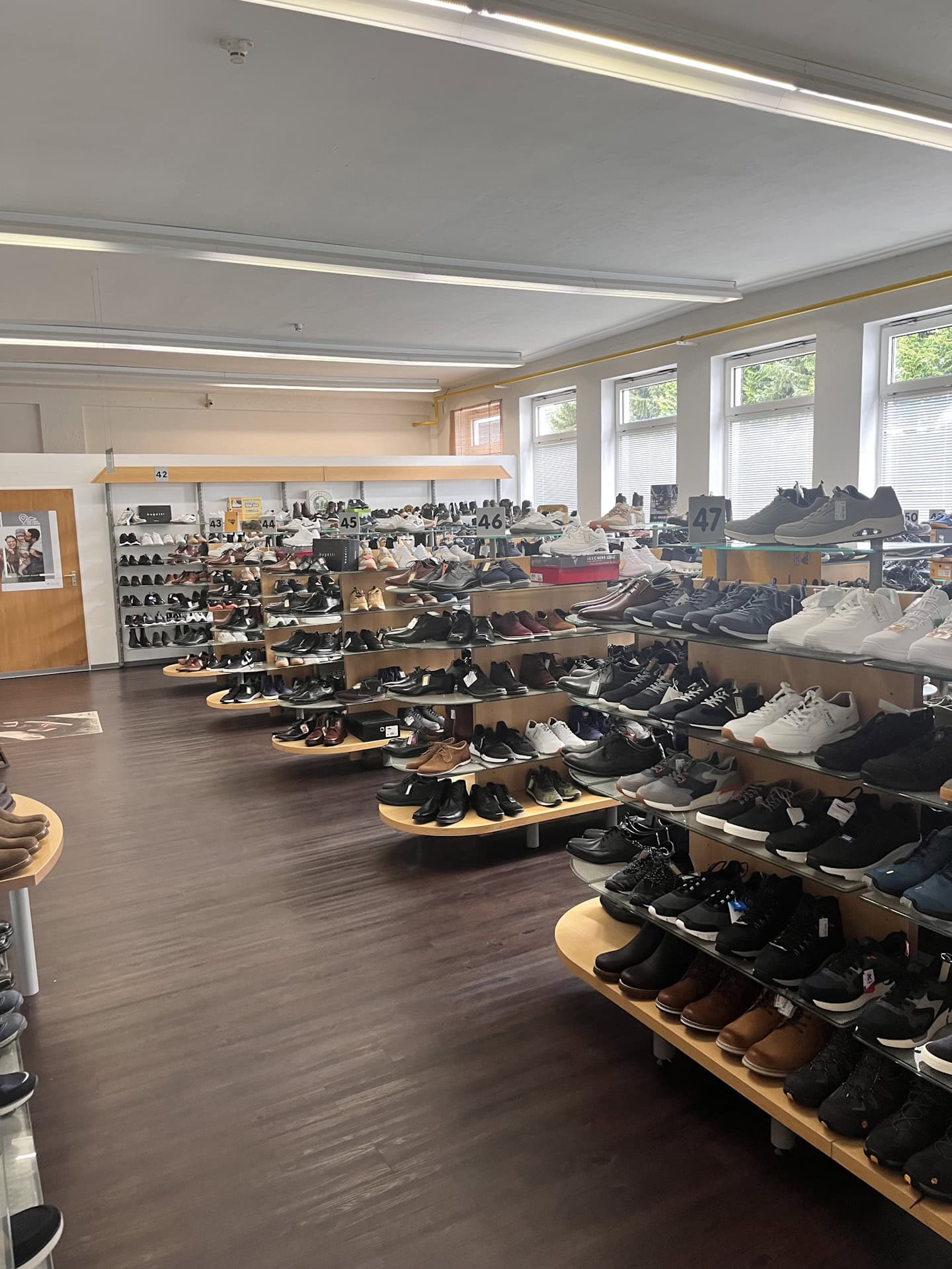 Blick in den Bereich Herrenschuhe des Werksverkaufs