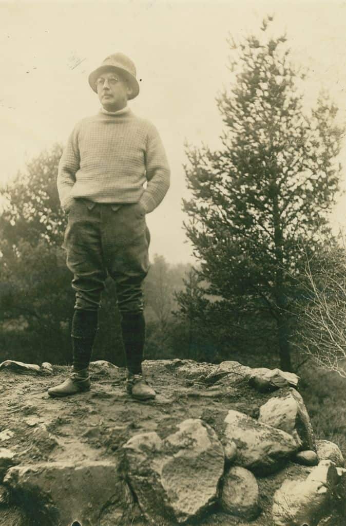 Johann Bossard steht auf dem Bürgli südlich des Wohnhauses, Aufnahme um 1914, Copyright: Kunststätte Bossard