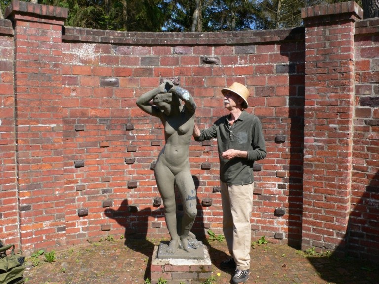 Johannes Peyser im Sommer bei der Sichtung der Schäden an der Plastik "Die Träumende" von Jutta Bossard-Krull (c) Kunststätte Bossard