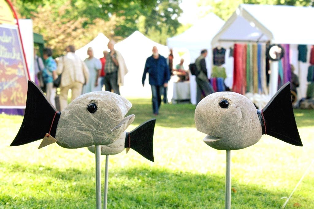 Kunsthandwerkermarkt Bachmann-Museum: Farbenfrohe Keramik und Kunsthandwerk für den Garten und ein idyllisches Marktgelände. © Bachmann-Museum Bremervörde
