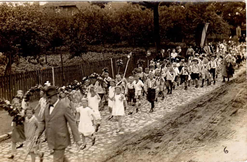 Kinderschützenumzug vor 1910 in Winsen (Aller) Schwarzweißfoto