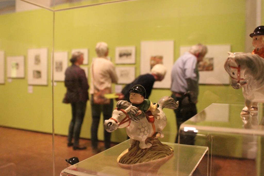 Blick in die Ausstellung "Kult-Ponys" mit Werken von Norman Thelwell im Deutschen Pferdemuseum in Verden 2017
