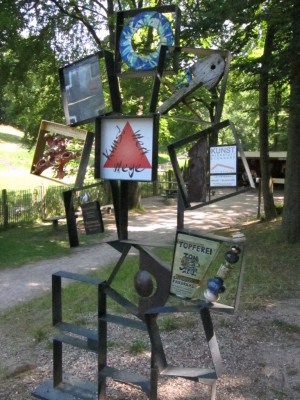 Hinweisschild KunstWerkWege Egestorf im Barfußpark Egestorf