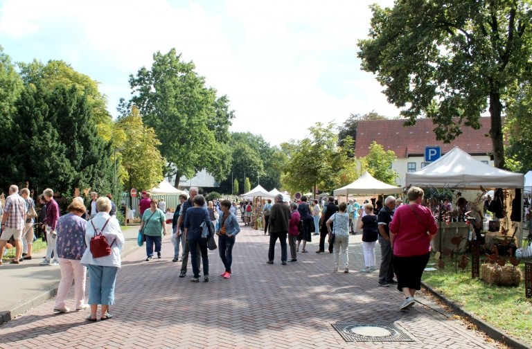 In bewährter Qualität und mit neuem Termin bietet der Kunsthandwerkermarkt am 12. Mai 2019 den Besuchern wieder hochwertige Arbeiten und ausgesuchte Delikatessen. © Bachmann-Museum Bremervörde