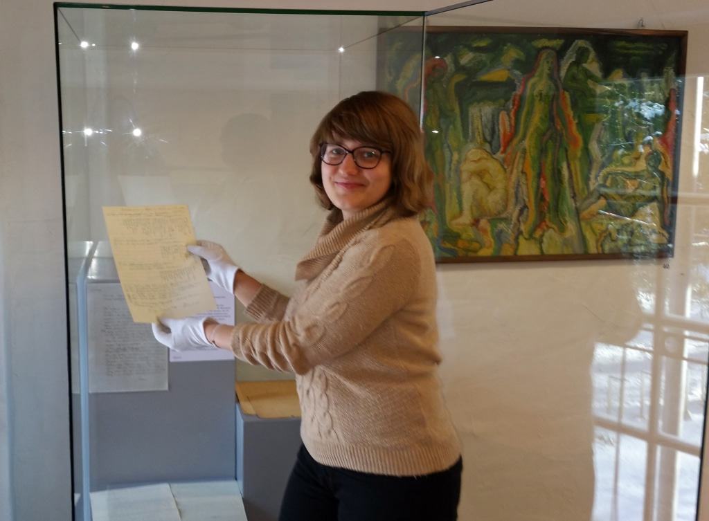 Kuratorin Janina Willems M.A. beim Ausstellungsaufbau Foto: Kunststätte Bossard