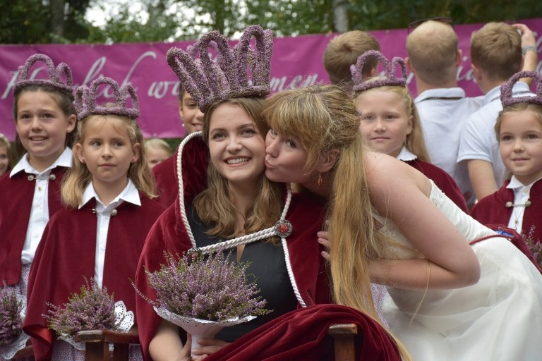 Krönungssonntag in der Kronsbergheide: Heidekönigin Marie-Louisa Sebastian bei ihrer Krönung durch die Vorgängerin (Victoria Glaser) Foto: Karoline Bierbaum
