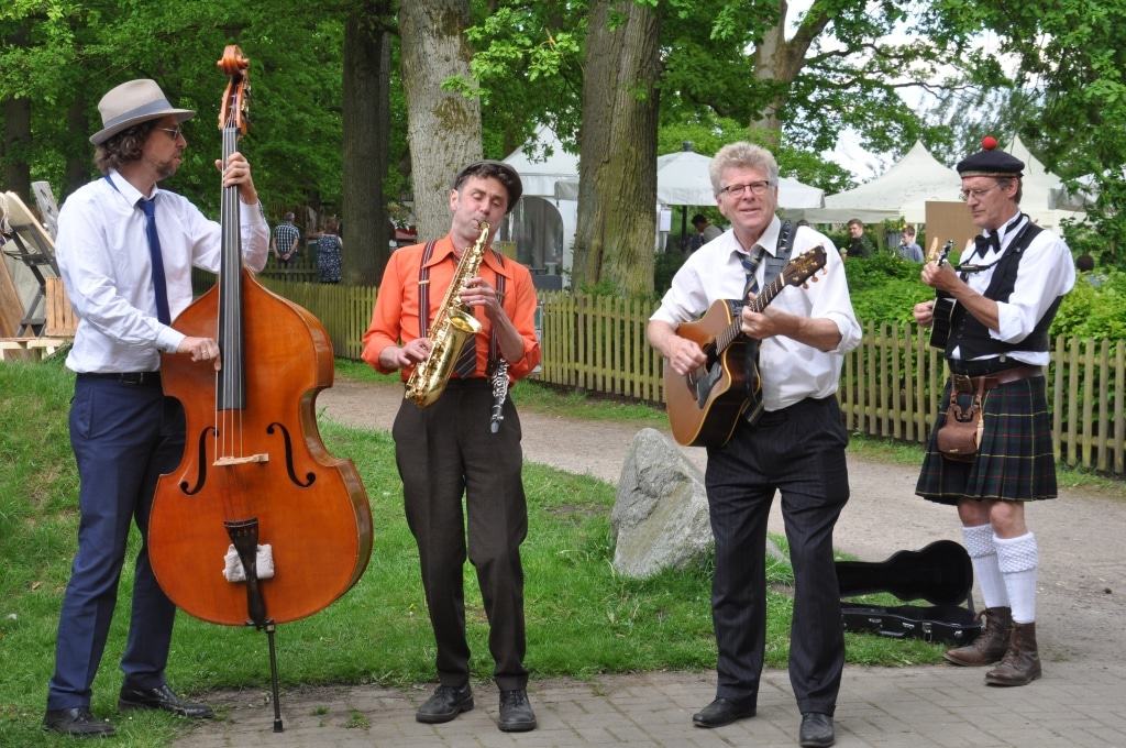 Livemusik mit Unterstützung von "Butler Ernst-Alfred", hier in seiner Rolle als musikalischer Schotte Foto: LandPark Lauenbrück