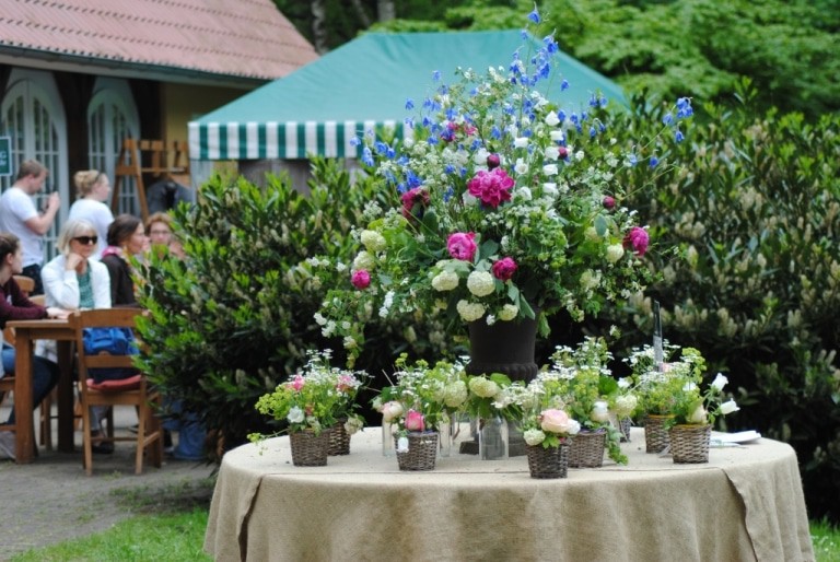 Eine Erlebnisinsel für die Sinne: einer der sechs Blumen- und Kräuter-Thementische. Foto: LandPark Lauenbrück