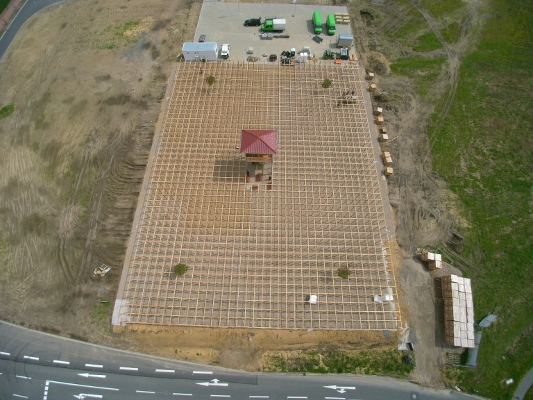 Luftbild von den Bauarbeiten am Abenteuer-Labyrinth Lüneburger Heide Stand: 27.04.2018 Gut zu sehen ist das Holzstecksystem, das jederzeit umgesteckt werden kann.