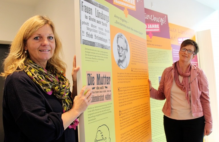 Die Organisatorinnen der Ausstellung und des Begleitprogramms: Museumsdirektorin Heike Düselder (links) und Lüneburgs Gleichstellungsbeauftragte Maret Bening. Foto: Hansestadt Lüneburg