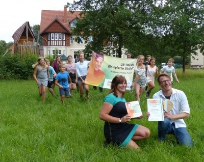Stolz nehmen Simon Hagmann (Naturpark Lüneburger Heide) und Susanne Eich (NaturCampus Bockum) die Auszeichnung entgegen. © Naturparkregion Lüneburger Heide e.V.
